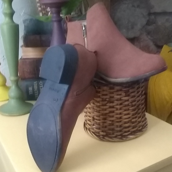 🎀 Booties 🎀 - Picture 2 of 3